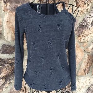 Girls❤️❤️❤️distressed cut out shoulder shirt
